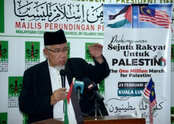 MOHD. Azmi Abdul Hamid ketika sidang akhbar berhubung penganjuran himpunan 'Kami Semua Palestin' di ibu pejabat Mapim, Shah Alam, Selangor.-UTUSAN/ SYAKIR RADIN