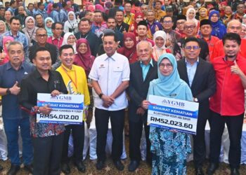 NOORHAYATI Salleh (tiga dari kanan) dan Ahmad Hazli Abdul Multalib (dua dari kiri) bersama Aminudin  Adam (empat dari kanan) dan Abdul Muie Ngah (lima dari kanan) selepas menerima pampasan YGMB di Kuala Terengganu, hari ini. - UTUSAN/PUQTRA HAIRRY ROSLI