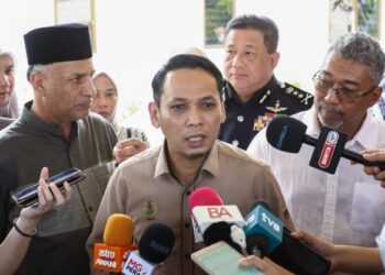 MOHD. Azlan Helmi Helmi bercakap kepada pemberita di kediaman keluarga pelajar lelaki tingkatan lima di Taman Chepor Sentosa Chemor, Ipoh, hari ini. - UTUSAN/MUHAMAD NAZREEN SYAH MUSTHAFA