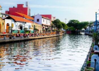 PASAR Terapung Sungai Melaka akan beroperasi dari Dataran Pengkalan Rama sehingga ke Sungai Melaka Fasa Dua. - UTUSAN/SYAFEEQ AHMAD