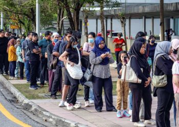 ORANG ramai beratur panjang
untuk urusan permohonan
dan pembaharuan pasport di
Bahagian Keselamatan dan
Pasport, Jabatan Imigresen
Putrajaya. – UTUSAN/AMIR
KHALID