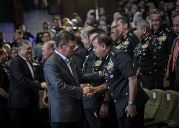SAIFUDDIN Nasution Ismail beramah mesra selepas Sambutan Setahun MADANI dan Perhimpunan Bulanan KDN di Putrajaya. - UTUSAN/FAIZ ALIF ZUBIR