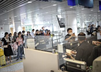 SEBAHAGIAN pelancong tiba di kaunter masuk pintu sempadan KLIA berikutan Pelan Liberalisasi Visa di Terminal 1 KLIA. - UTUSAN/FAIZ ALIF ZUBIR