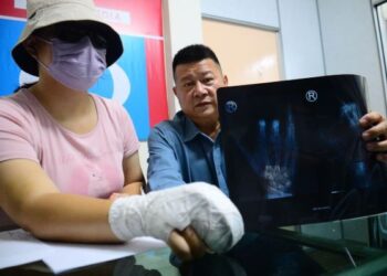 PELAJAR Universiti Putra dari negara China, Miss Yuan (kiri) menunjukkan tangannya yang berbalut selepas dicederakan oleh pemandu GRAB dan YB Sim (kanan), menunjukkan keputusan X-ray tangan Miss Yuan yang cedera, dalam satu sidang kedia di bandar Kuantan, Pahang. - UTUSAN/SHAIKH AHMAD RAZIF