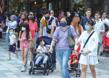 ORANG ramai disaran mengamalkan kawalan kendiri dengan memakai pelitup muka dan mengambil vaksin bagi mengurangkan risiko.