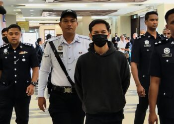 MOHAMMAD Harith Ismail dibawa ke Mahkamah Majistret Kuala Lumpur bagi menghadapi pertuduhan melanggar empat beranak yang menunggang motosikal di Lebuhraya Besraya. UTUSAN/NORLIZAH ABAS