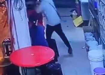 RAKAMAN kamera litar tertutup seorang pelanggan bertindak menikam peniaga di sebuah restoran di Taman Cemerlang Rapat di Ipoh semalam. - UTUSAN