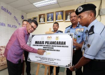SAIFUDDIN Nasution Ismail menandatangani plak sempena pelancaran Stesen Parol Daerah (SPD) Jabatan Penjara Malaysia di Slim River hari ini. - UTUSAN