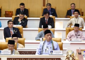 SAARANI Mohamad menjawab soalan lisan semasa Persidangan Dewan Undangan Negeri Perak di Bangunan Perak Darul Ridzuan, Ipoh, Perak, semalam. - .UTUSAN/MUHAMAD NAZREEN SYAH MUSTHAFA