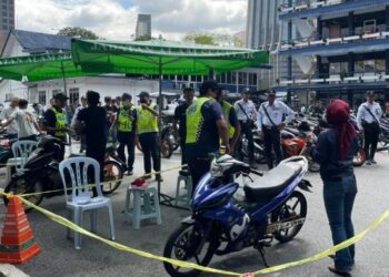 JABATAN Alam Sekitar (JAS) membuat pemeriksaan ke atas motosikal yang telah diubah suai di Balai Polis Trafik Kuala Lumpur.