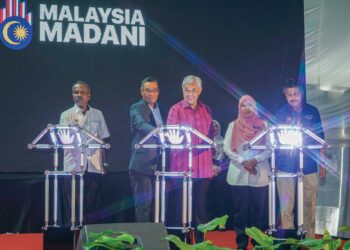 AHMAD Zahid Hamidi (tengah) bersama Menteri Sumber Manusia, V. Sivakumar (kiri) melakukan gimik 
pelancaran mynext TVET dan Pertukaran Dokumen Memorandum Kerjasama (MoC) Transformasi TVET 
Antara Kerajaan Dengan GLC dan Syarikat Swasta sempena Program Setahun Bersama Kerajaan MADANI di 
pekarangan Stadium Nasional Bukit Jalil (SNBJ) semalam. – UTUSAN/FARIZ RUSADIO