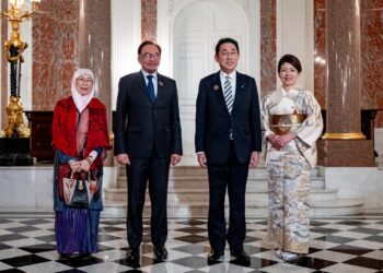 ANWAR Ibrahim dan Wan Azizah Wan Ismail bersama Fumio Kishida serta Yuko Kishida pada majlis makan malam  di Geihinkan, State Guesthouse Akasaka Palace, Jepun. - FB ANWAR IBRAHIM