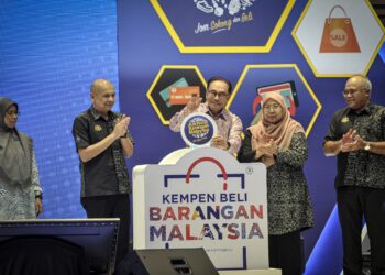 ANWAR Ibrahim  merasmikan Karnival Barangan Malaysia di Putrajaya. - UTUSAN/FAIZ ALIF ZUBIR