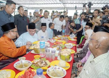 ANWAR Ibrahim bersama Menteri Besar Selangor, Datuk Seri Amirudin Shari menikmati hidangan Nasi Ayam Warisan Kota Damansara sebelum menunaikan solat Jumaat di Masjid Kota Damansara, semalam. - UTUSAN/FARIZ RUSADIO