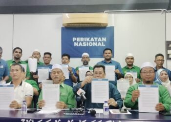 AHMAD Man (depan,  tiga dari kanan) menunjukkan kenyataan akhbar mendesak Syed Abu Hussin Hafiz Syed Abdul Fasal melepas jawatan sebagai Ahli Parlimen Bukit Gantang. - UTUSAN/WAT KAMAL ABAS
