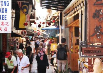 LORONG Concubine yang menempatkan pelbagai restoran dan kedai menjual cenderamata menjadi antara lokasi tumpuan pelancong yang melawat bandar raya Ipoh. – UTUSAN/MUHAMAD NAZREEN SYAH MUSTHAFA