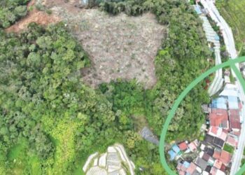 GAMBAR dari udara menunjukkan kedudukan rumah (kanan) yang terletak di kaki bukit yang hendak dibangunkan projek eko pelancongan di Cameron Highlands. - UTUSAN/IHSAN REACH