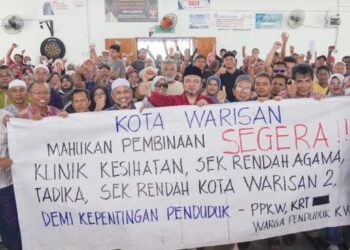 BURHANUDDIN Yusof (tengah) bersama wakil penduduk ketika mengadakan desakan menuntut pembinaan klinik kesihatan dan sekolah agama di kawasan Kota Warisan, Sepang, Selangor. - UTUSAN/FAISOL MUSTAFA