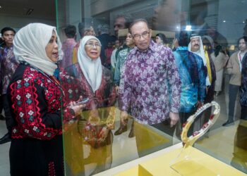 ANWAR Ibrahim (tiga kiri) bersama isteri, Datuk Seri Dr Wan Azizah Wan Ismail (dua kiri) melawat ruang pameran sempena Majlis Sambutan Jubli Perak 25 Tahun Muzium Kesenian Islam Malaysia di Kuala Lumpur. - UTUSAN/FARIZ RUSADIO