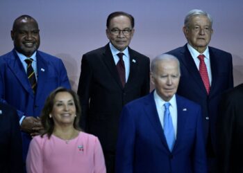 ANWAR Ibrahim (belakang, tengah) telah bersuara lantang di hadapan Presiden AS, Joe Biden dalam sidang AELM pada November lalu supaya negara itu menghentikan kekejaman yang menimpa rakyat Palestin sekarang juga. – AFP