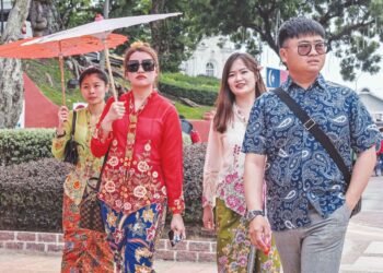 PERANAKAN Cina yang digelar Baba dan Nyonya lazimnya tertumpu di Pulau Pinang, Melaka dan Singapura. – UTUSAN/SYAFEEQ AHMAD