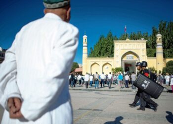 PERANTI keluaran syarikat yang akan terbabit dalam pembinaan rangkaian 5G di Malaysia telah diubah suai pihak ketiga  untuk aktiviti pengintipan dan mengawasi gerak-geri penduduk Xinjiang, China. – GAMBAR HIASAN/AFP