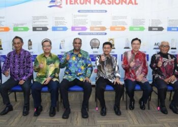 R RAMANAN (empat dari kiri) bersama Abdullah Sani Abdul Hamid (empat dari kanan) dan Adam Abd. Ghani (tiga dari kiri) bergambar selepas mengadakan kunjungan hormat di Ibu Pejabat TEKUN Nasional, hari ini.