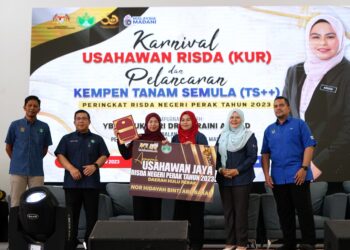 NORAINI Ahmad (tiga dari kanan) melakukan gimik perasmian pada Karnival Usahawan RISDA (KUR) dan Pelancaran Kempen Tanam Semula (TS++) Peringkat Negeri Perak di Arena Gerik, baru-baru ini. – UTUSAN/ZULFACHRI ZULKIFLI