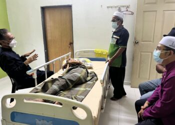 DR. DZULKEFLY Ahmad (kiri) menziarah pesakit warga emas di Ijok, Kuala Selangor. -UTUSAN/ISKANDAR SHAH MOHAMED