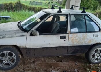 SEBUAH kereta yang dirampas setelah dipercayai digunakan dua penjenayah untuk melakukan rompakan bersenjata parang di dua buah kedai serbaneka 24 jam  di Besut, semalam.