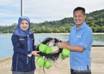 PENGARAH IPMB UMS, Profesor Madya Dr. Faihana Ching Abdullah (kiri)
menerima tali penanaman rumpai laut daripada Jabatan Perikanan Sabah
sebagai gimik penyerahan platform rumpai laut.kepada UMS.