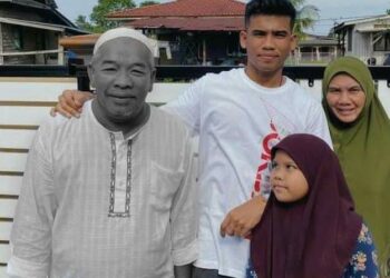 SAFAWI Rasid bergambar kenangan bersama bapanya, Rasid Sulong.
