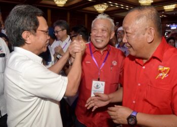 MOHD. Shafie Apdal (kiri) bersama Bung Moktar Radin (tengah) dan Setiausaha UMNO Sabah, Datuk Jafry Ariffin (kanan) semasa Perhimpunan Agung Tahunan Warisan di Kota Kinabalu, Sabah, hari ini.