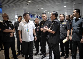 SAIFUDDIN Nasution Ismail diberi penerangan oleh Ketua Pengarah Imigresen, Datuk Ruslin Jusoh di KLIA. - UTUSAN/FAIZ ALIF ZUBIR