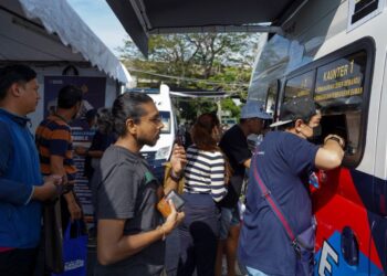 PENGUNJUNG tidak melepaskan peluang memeriksa dan membayar saman di kaunter Jabatan Pengangkutan Jalan (JPJ) sempena program Setahun Bersama Kerajaan Madani di pekarangan Stadium Nasional Bukit Jalil di Kuala Lumpur,  hari ini. - UTUSAN/MUHAMAD IQBAL ROSLI