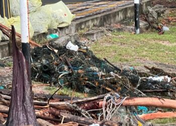 GAMBAR sampah yang  hanyut di pantai peranginan di Manjung yang tular dalam media sosial selepas fenomena air pasang besar di daerah Manjung bermula 9 Disember lalu. - UTUSAN