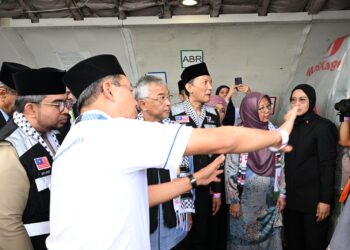  Al-Sultan Abdullah Ri'ayatuddin Al-Mustafa Billah Shah berkenan meninjau bantuan misi ketiga Op Ihsan sebelum berlepas ke Mesir yang dimuat dalam pesawat MASKargo di KLIA hari ini. - UTUSAN/AMREE AHMAD