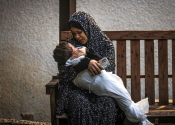 SEORANG wanita rakyat Palestin memegang mayat bayi yang terbunuh dalam pengeboman Israel di Hospital Najar di Rafah, Gaza, semalam. - AFP
