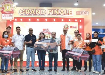 SHAMSUL Iskandar Mohd. Akin (lapan dari kiri) menyampaikan replika hadiah utama iaitu sebuah kereta SUV Proton X50 kepada pemenang utama, Ngeow Bih Lei (tujuh dari kiri) sempena Grand Finale Kempen Belanja Lebih Menang Lebih Aeon Big di Aeon Big Bukit Rimau, Shah Alam semalam. Turut sama Sheikh Farouk Sheikh Mohamed (enam dari kanan) dan Timbalan Pengarah Jualan Proton, Rajendran Nambiappan (lima dari kiri). - UTUSAN/MOHD. FIRDAUS MOHD. JOHARI