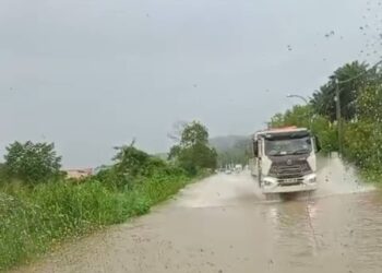 KEADAAN Jalan Persiaran Puncak Alam 6 yang dilanda banjir kilat kelmarin.