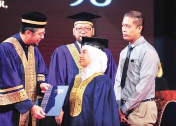 NORFARRAH Syahirah Shaari menjadi graduan ke-950 menerima diploma daripada Shahrin Sahib Sahibudin pada sidang terakhir Istiadat Konvokesyen Ke-98 pada Khamis lalu di DATC, UiTM Shah Alam, Selangor.
