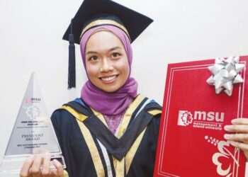 JIHAN Balqish Ruzelan menunjukkan Anugerah Presiden yang diterimanya pada Majlis Konvokesyen MSU ke-32 di MSU, di Shah Alam, Selangor. - UTUSAN/FARIZ RUSADIO
