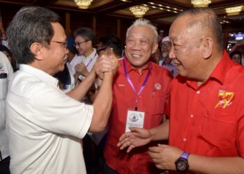MOHD. Shafie Apdal (kiri) bersama Bung Moktar Radin (tengah) dan Setiausaha UMNO Sabah, Datuk Jafry Ariffin dalam Perhimpunan Agung Tahunan Warisan di Kota Kinabalu, semalam.