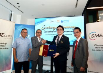 RIZAL Nainy (dua, kiri) bersama Mohammad Hazani (dua, kanan) ketika sesi pertukaran memorandum persefahaman (MoU) antara SME Corporation Malaysia dan Malaysian Technology Development Corporation di Yayasan Tun Razak, Kuala Lumpur.-UTUSAN/SYAKIR RADIN