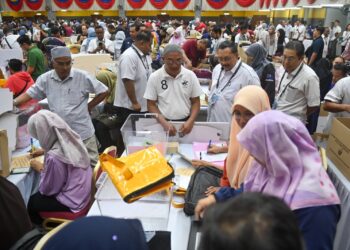 ABDUL Ghani Salleh (tengah) meninjau persiapan petugas SPR di Pusat Penjumlahan Rasmi Undi PRK Kemaman di Dewan Berlian Utama, Majlis Perbandaran Kemaman di Chukai, Kemaman, hari ini. - UTUSAN/PUQTRA HAIRRY ROSLI