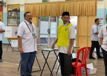 ABDUL Ghani Sallah (dua, kiri) meninjau pusat mengundi di SMK Geliga, Kemaman. - UTUSAN/NIK NUR IZZATUL HAZWANI NIK ADNAN