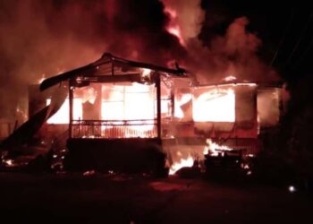 KEADAAN rumah yang musnah 70 peratus dalam insiden kebakaran di Kampung Nanga Besar, Daro, Sarawak, awal pagi tadi.