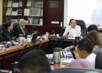 STEVEN Sim Chee Keong ketika mengadakan mesyuarat dengan pegawai di Kementerian Sumber Manusia hari ini.