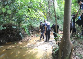 Anggota Unit Forensik Polis Diraja Malaysia (PDRM) terus mencari bukti di lokasi penemuan mayat Zayn Rayyan Abdul Mattin kira-kira 200 meter dari kediamannya di Apartment Idaman, Damansara Damai.
