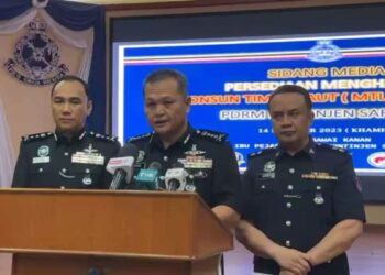 MANCHA Ata (tengah) bercakap dalam sidang media selepas mesyuarat persiapan menghadapi Op Banjir – MTL 2023/2024 di Ibu Pejabat Polis Kontinjen (IPK) Kuching, Sarawak hari ini.